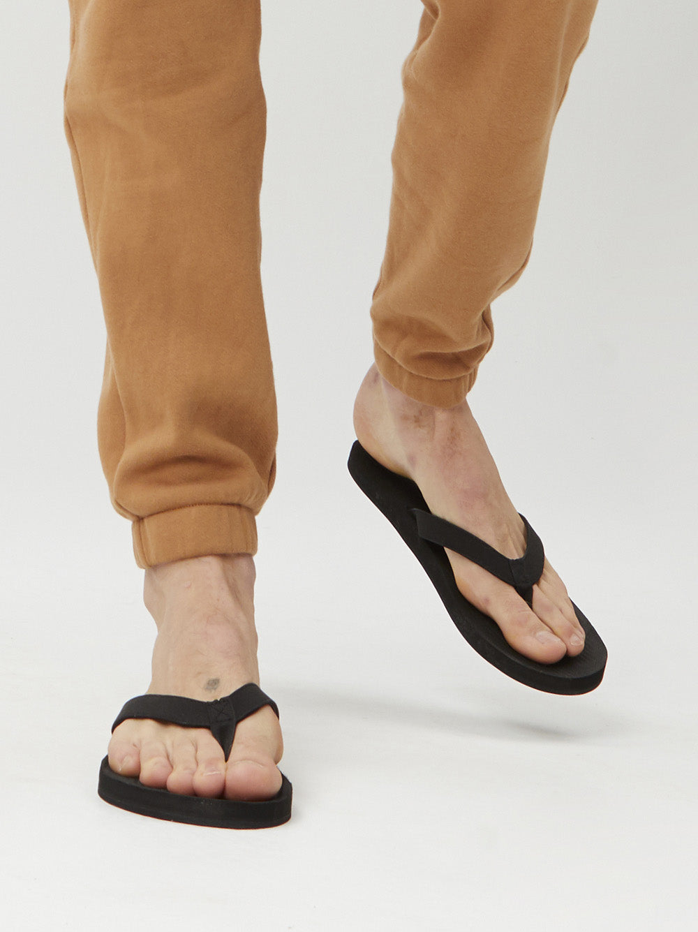 Mens ESSNTLS Thongs  Full - Black